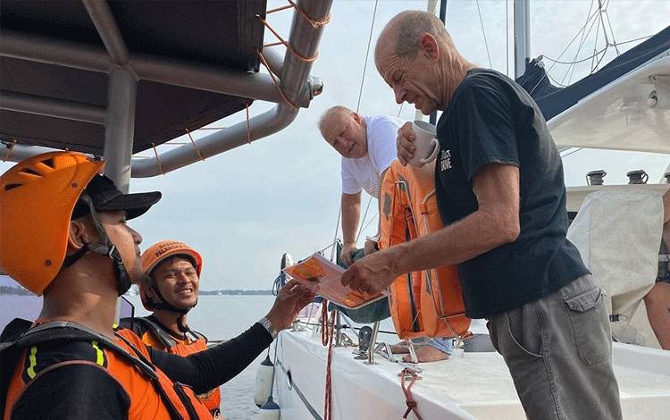 Pos SAR Pangkalan Bun Siaga SAR Khusus Yacht Rally Go to Indonesia 2023 di Perairan Kumai