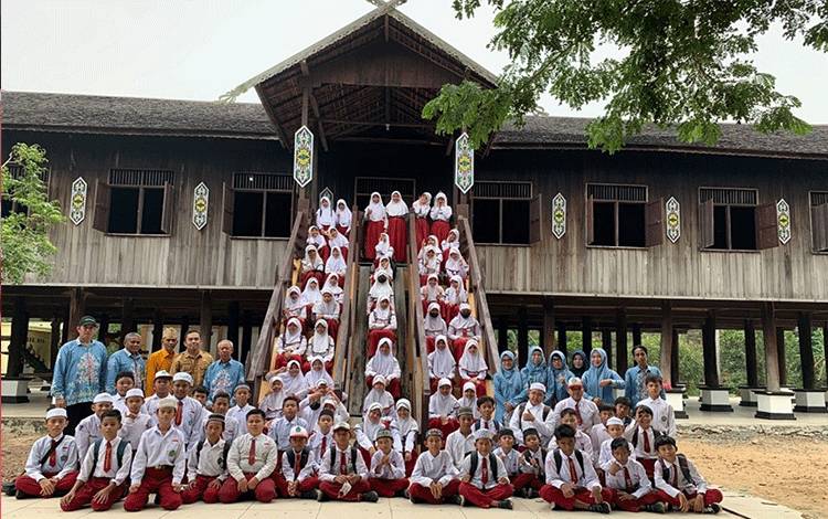 Peserta Didik MIN 1 Kapuas Diajak Kenali Huma Betang, Ini Tujuannya