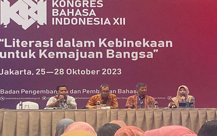 Kongres Bahasa Indonesia, Plt Kadisdik Kalteng Berikan Paparan Revitalisasi dan Sastra Daerah