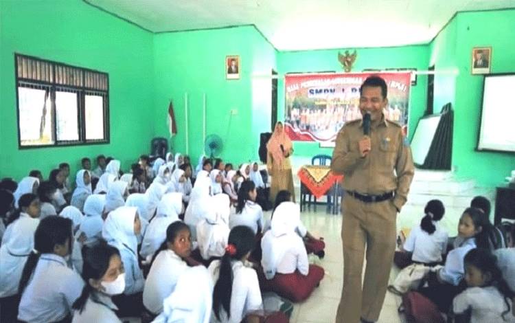 Kepala Disdikbud Kabupaten Lamandau Abdul Kohar melakukan monitoring sekaligus mengajak para siswa untuk bijak bermedsos. (FOTO : HENDI NURFALAH)