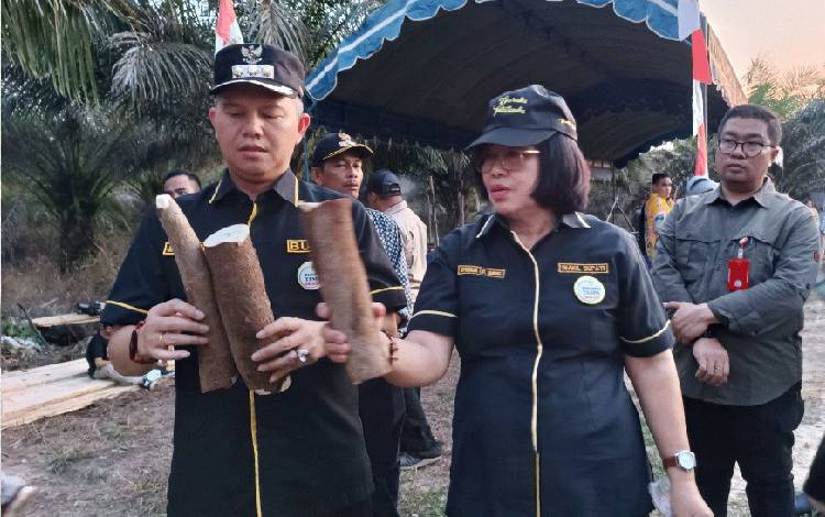 Bupati dan Wakil Bupati Gunung Mas Dapat Oleh-oleh dari Poktan Pasare Hamparan Tani