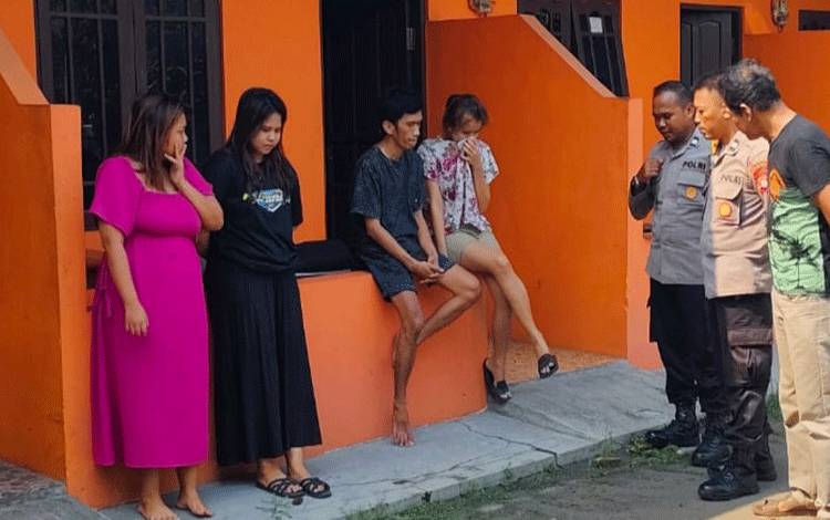 Bhabinkamtibmas Kelurahan Panarung Aiptu Edi Prayitno bersama pemilik kos saat memberikan imbauan kepada penghuni kos (Foto : Pathur)