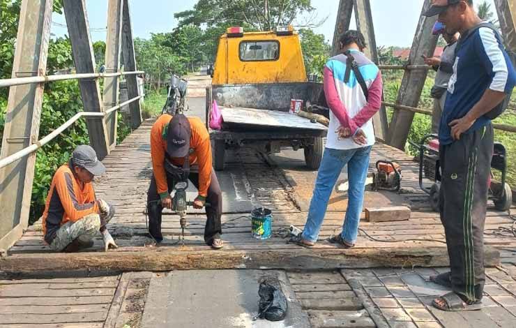 Angkutan Berat Sering Melintas, Jembatan Patah Berlubang Bahayakan Pengendara