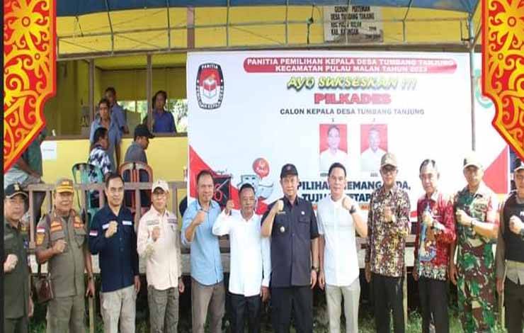 Penjabat (Pj)? Bupati Katingan Saiful saat melakukan pemantauan pemilihan kepala desa serentak, Kamis (26/10/2023)