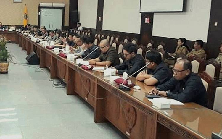 Rapat internal DPRD Kalteng yang diikuti oleh sleuruh jajaran Anggota DPRD Kalteng termasuk Maruadi. (FOTO: DONNY D)