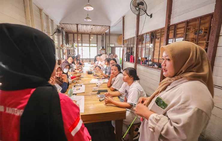 Gelar Pelatihan Merajut di Kapuas, Srikandi Ganjar Kalteng Lirik Potensi Ekonomi Produk Lokal