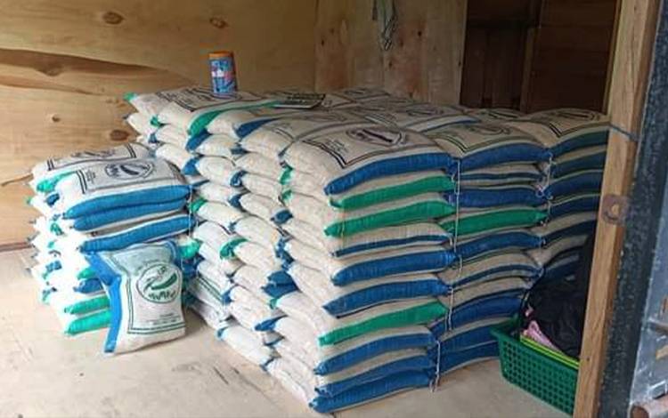Tumpukan beras yang dibungkus per sak untuk dijual kembali di salah satu agen beras di Palangka Raya. (FOTO: Istimewa)