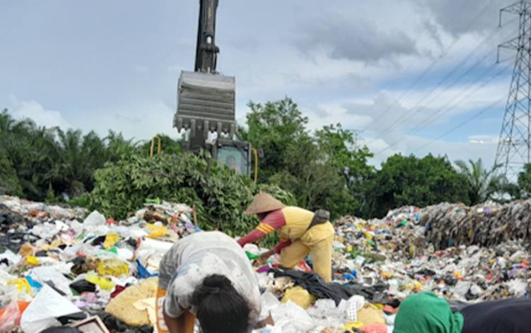Anak-Anak di Gunung Sampah TPA, Begini Respon Disnakertrans Kalteng