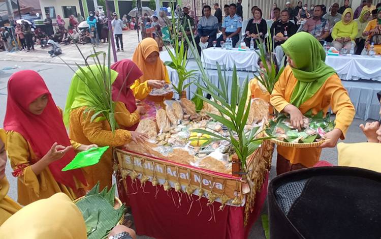 Pemkab Kobar dan Perempuan Adat Komunitas Juriat Kotawaringin Gelar Festival Mahampar Wadai 5