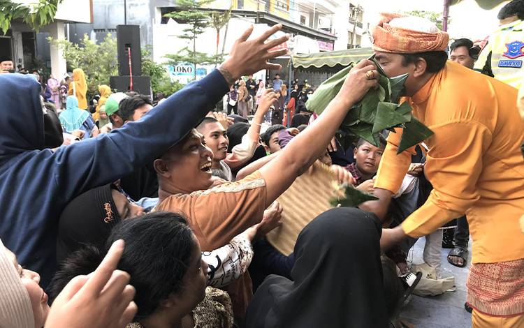 Warga Pangkalan Bun Antusias Meriahkan Festival Mehampar Wadai