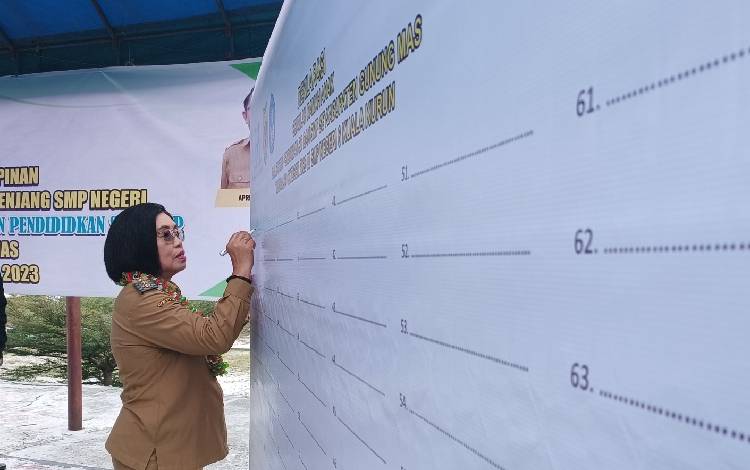 Wakil Bupati Gunung Mas TTD Deklarasi Sekolah Ramah Anak