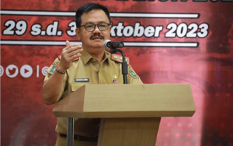 Plh. Asisten Pemerintahan dan Kesra Setda Provinsi Kalteng Herson B Aden saat menyampaikan sambutannya?di Swiss-Belhotel Danum Palangka Raya, Senin, 30 Oktober 2023. (FOTO:FERY)