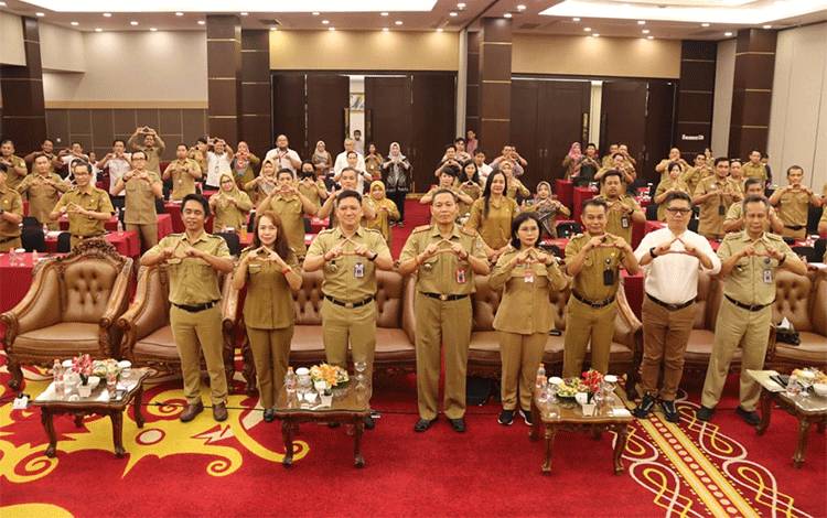 Foto bersama saat Rapat Koordinasi (Rakor) dan Sinkronisasi Bidang Kawasan Permukiman se-Kateng di?Aula Hotel Best Western Palangka Raya, Senin, 30 Oktober 2023.?(FOTO: ASEP/ TOMY)