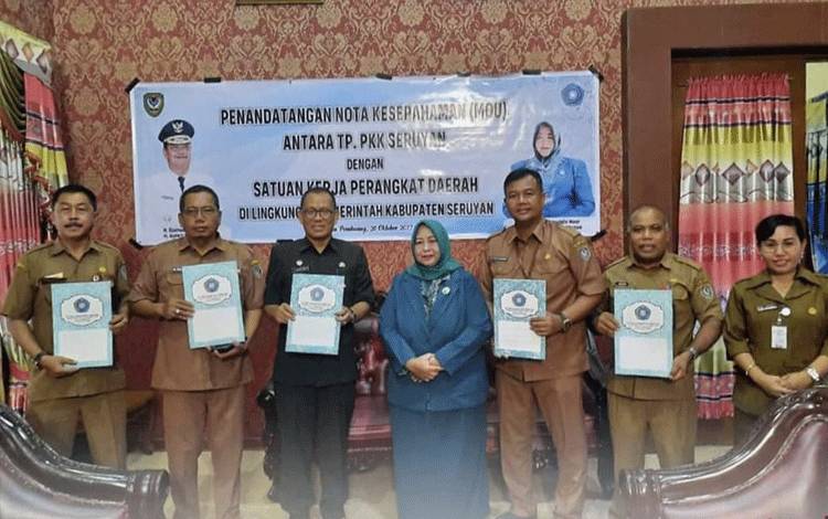 Pj Sekda Seruyan Bahrun Abbas, Pj Ketua TP PKK Seruyan dan kepala perangkat daerah pada kegiatan penandatanganan MoU