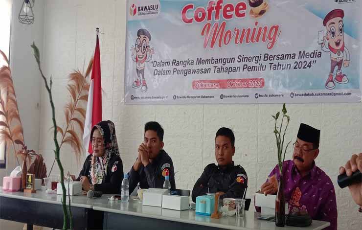 Coffee morning Bawaslu Sukamara bersama awak media di Cafe Sunartos pada Selasa, 31 Oktober 2023.? (FOTO:NORHASANAH)
