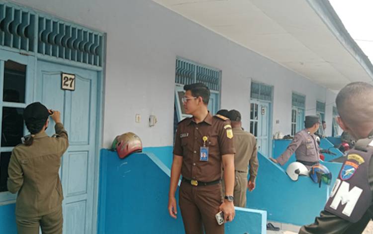 Tim gabungan saat melaksanakan razia kos-kosan, bertempat di Kos Talenta Jalan Pangeran Samudra Kota Palangka Raya, Selasa, 31 Oktober 2023 (FOTO: MARINI)