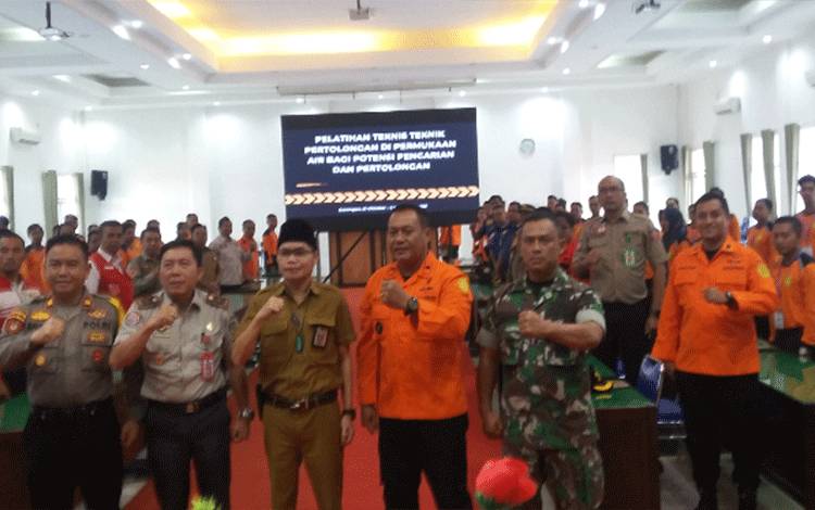 Kepala Kantor Pencarian dan Pertolongan Palangka Raya, Anak Agung Ketut Alit Supartana bersama Asisten II Setda Katingan Eka Suryadilaga dan sejumlah pejabat foto bersama peserta pada pembukaan pelatihan pencarian dan pertolongan air bagi potensi SAR, Selasa, 31 Oktober 2023.