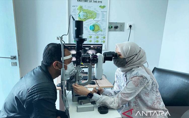 Ilustrasi - Dokter Spesialis Mata RSCM Kencana Jakarta Jessica Zarwan saat memperlihatkan pemberian layanan kesehatan mata di Dry Eye Clinic di Jakarta, Jumat (2/12/2022). ANTARA/Hreeloita Dharma Shanti/aa.