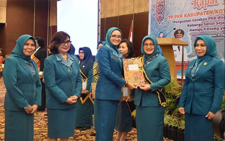 Ivo Sugianto Sabran Kukuhkan Bunda Forum Anak Kabupaten Kota