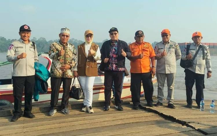 Wakil Ketua Komisi III DPRD Kalteng, Siswandi (tengah) saat melaksanakan kunjungan kerja. (FOTO: DPRD KALTENG)