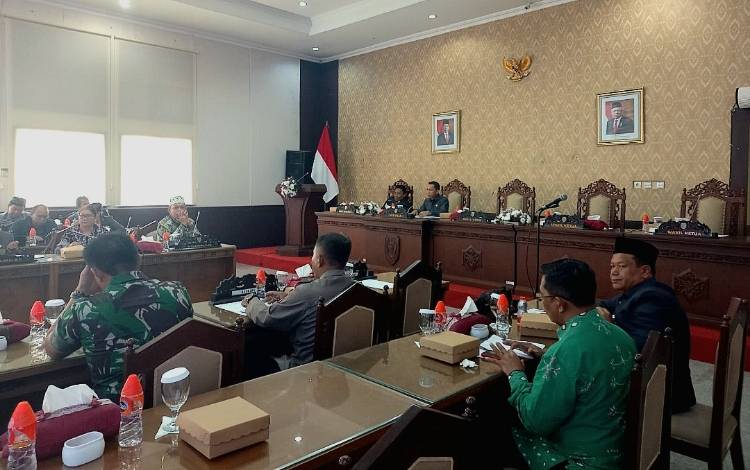 DPRD Rapat Paripurna Mendengarkan Pandangan Fraksi Terhadap RAPBD Kalteng 2024