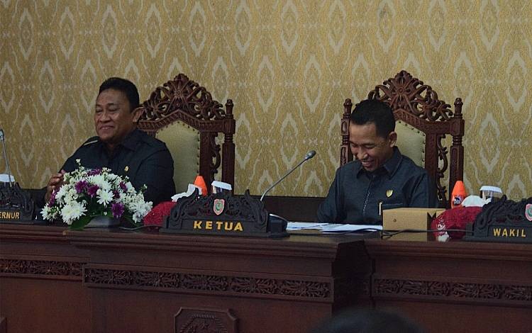 Wakil Ketua II DPRD Kalteng, Jimmy Carter (kanan) ketika memimpin rapat paripurna DPRD Kalteng ke 6 masa persidangan III tahun sidang 2023, Kamis, 2 November 2023. (FOTO: DONNY D)