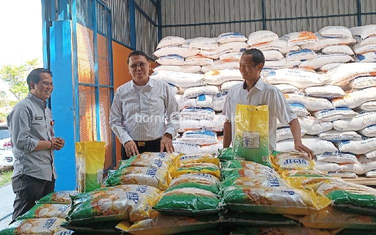 Sekda Gunung Mas Richard (tengah) ditemani Kepala Dinas Perikanan dan Ketahanan Pangan Eigh Manto (kiri) dan Kepala Gudang Bulog Kuala Kurun Kokok Budi Harjo (kanan) saat meninjau stok beras di gudang Bulog Kuala Kurun, Rabu, 1 November 2023. (FOTO: RISKA YULYANA)
