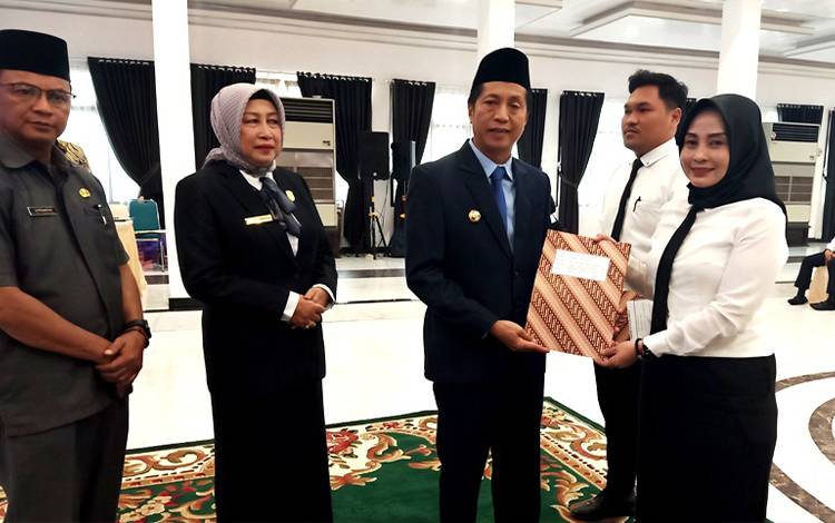 Pj Bupati Barito Utara Serahkan 64 SK P3K Tenaga Teknis Tahap Optimalisasi