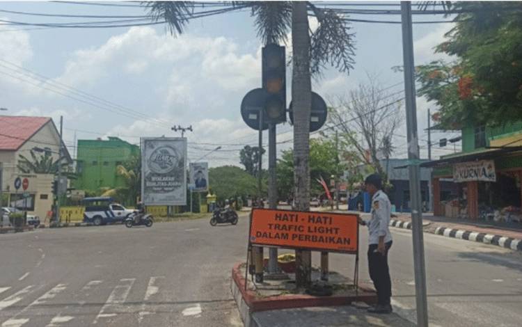 Diduga Akibat Korsleting, APILL di Simpang 4 Masjid Agung Rusak