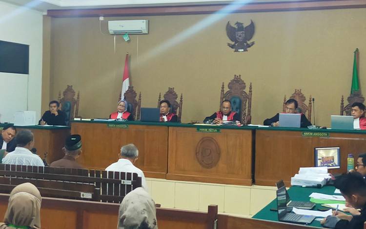 Sidang Mantan Bupati Kapuas dan Istri, Penasihat Hukum Konfirmasi Kesaksian Saksi Terkait Acara Pernikahan Anak Terdakwa