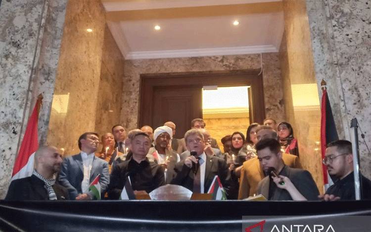 Duta Besar Palestina untuk Indonesia Zuhair Al-Shun (kedua kanan) dan pendiri Foreign Policy Community of Indonesia (FPCI) Dino Patti Djalal berkumpul dalam acara malam renungan di Kedubes Palestina di Jakarta, Kamis (2/11/2023). (ANTARA/Cindy Frishanti)