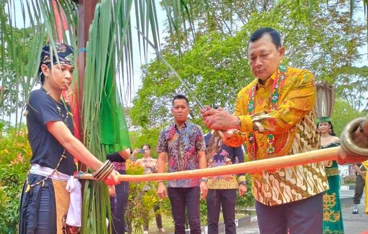 Kajati Kalteng Undang Mogupal Disambut Prosesi Adat Dayak