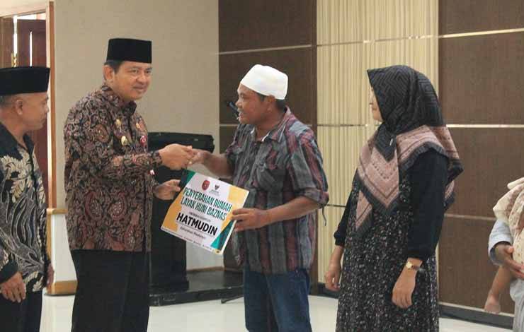 Kurangi Angka Kemiskinan, Pemkab Kobar Salurkan Bantuan Zakat, Infaq dan Sedekah?