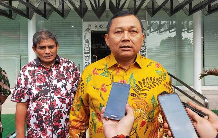 Kajati Kalteng Undang Mugopal saat diwawancarai di di halaman Kantor Kejati Kalteng, Jumat, 3 November 2023 (Foto: Apriando)