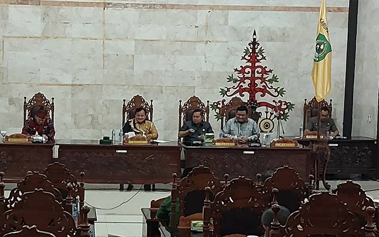 DPRD Kapuas Gelar Paripurna Jawaban Eksekutif terhadap Pemandangan Umum Fraksi Terkait Raperda Ini