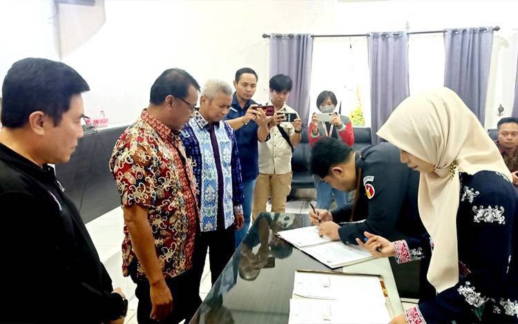 Pemkab Barito Utara Tandatangani NPHD Bersama KPU dan Bawaslu