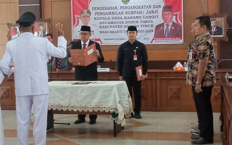 Pj Bupati Barito Timur Lantik Kades Karang Langit dan Aktifkan Kembali Kades Harara
