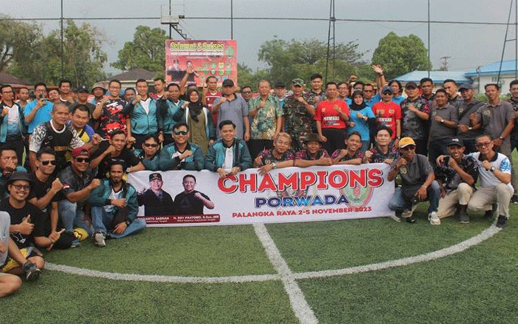 Foto bersama saat pembukaan PORWANAS?di Lapangan Minisoccer R88, Jl. Cempaka Palangka Raya Palangka Raya, Jumat sore, 3 November 2023. (FOTO: PWI KALTENG)