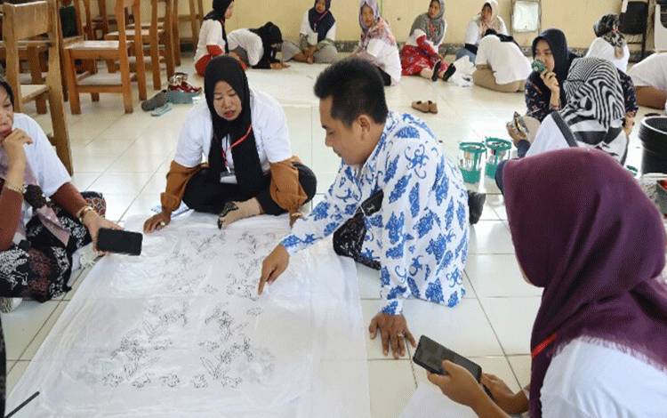 Ibu-ibu di Kotim Diberikan Pelatihan Membatik