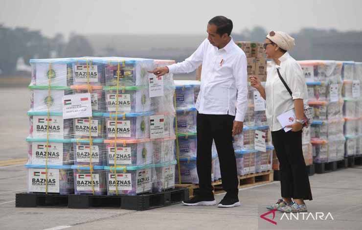 Presiden Joko Widodo (kiri) meninjau bantuan untuk Palestina didampingi Menlu Retno Marsudi (kanan) di Pangkalan Udara TNI AU Halim Perdana Kusuma, Jakarta, Sabtu (4/11/2023). Presiden melepas bantuan tahap pertama yang akan diterbangkan dengan tiga pesawat berisi 51,5 ton bantuan berupa bahan makanan, alat medis, selimut, tenda dan barang-barang logistik lainnya yang telah disesuaikan dengan kebutuhan di Gaza. ANTARA FOTO/Akbar Nugroho Gumay/nym.