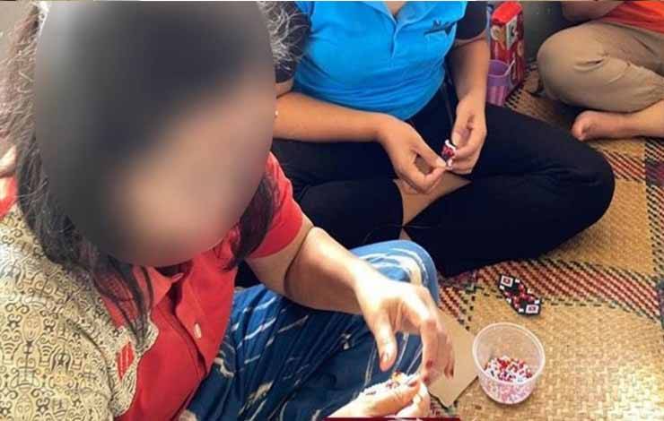Tetap Produktif, WBP Perempuan Rutan Kapuas Ikuti Program Kerajinan Tangan Bikin Gantungan Kunci?