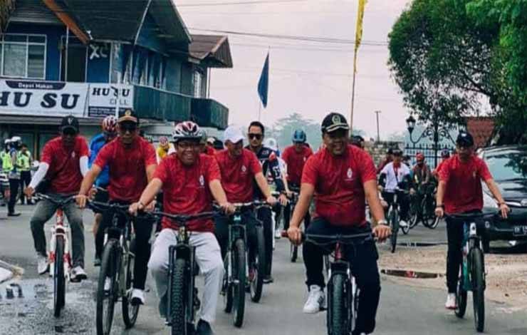 Warga Antusias Ikuti Gowes Dalam Kota Kuala Kapuas Bersama Pj Bupati