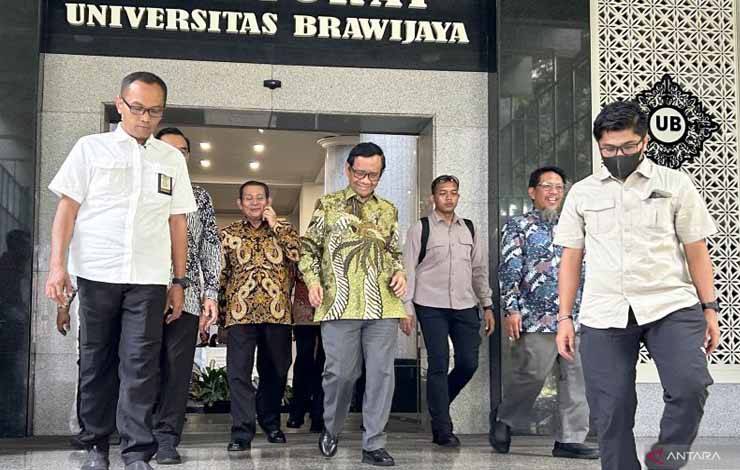 Anggota Majelis Wali Amanat (MWA) Universitas Brawijaya yang juga Menteri Koordinator Politik, Hukum dan Keamanan (Menkopolhukam) Mahfud MD (tengah) usai menghadiri pertemuan MWA di Kota Malang, Jawa Timur, Sabtu (4/11/2023). ANTARA/Vicki Febrianto.