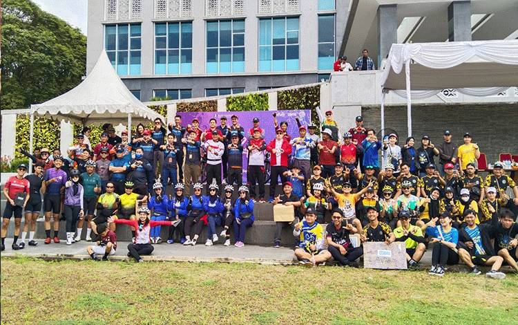 Foto bersama saat rangkaian Gowes Bersama dalam rangka Festival Betang Juara Tahun 2023. (FOTO:AGUNG/RIZAL)