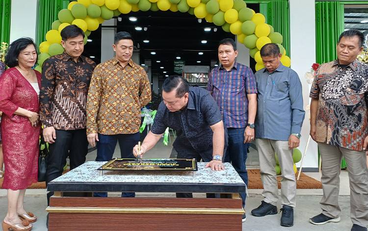 Bupati Kotim Resmikan Fresh Mentaya Supermarket