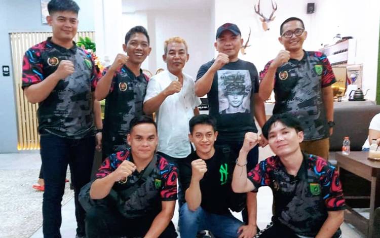 Tim MLBB PWI Barsel foto bersama usai meraih kemenangan di salah satu cafe di Kota Palangka Raya. (FOTO: PWI KALTENG)