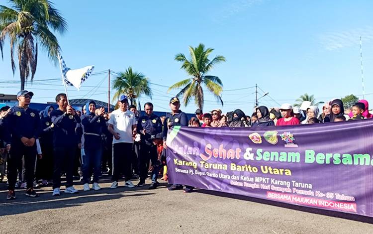 Pj Bupati Barito Utara, Muhlis didampingi Ketua MPKT Provinsi Kalimantan Tengah, H Nadalsyah, Ketua DPRD Hj Mery Rukaini, Wakil Ketua I DPRD, anggota DPRD Barito Utara dan pejabat lainnya saat melepas peserta jalan sehat dalam rangka Hari Sumpah Pemuda (HSP) ke-95 yang diadakan Karang Taruna Kabupaten, Minggu, 5 November 2023. (FOTO: DHANI)