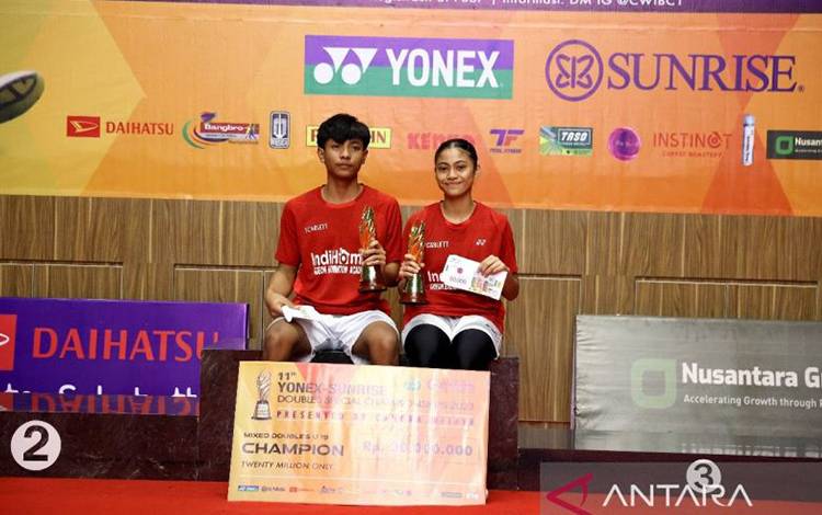 Pebulu tangkis ganda campuran M. Nawaf Khoiriyansyah/Luna Rianty Saffana (Indihome Gideon Badminton Academy) saat berada di podium Sunrise Doubles Special Championships 2023 dalam turnamen yang berlangsung di Hall Daihatsu Yonex-Sunrise Candra Wijaya International Badminton Centre (DYSCWIBC), Serpong, Tangerang, Sabtu (5/11/2023). (ANTARA/HO-Sunrise Doubles Special Championships 2023)