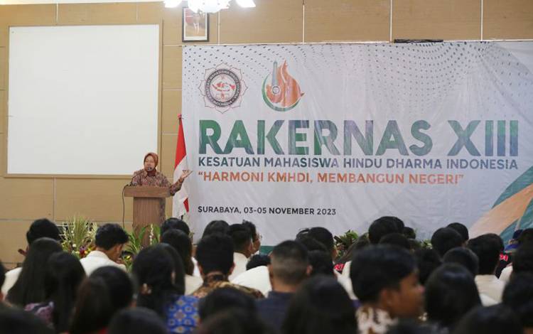Menteri Sosial Tri Rismaharini saat memberi motivasi para mahasiswa yang bergabung di Rakernas ke-13 Kesatuan Aksi Mahasiswa Hindu Dharma Indonesia (KMHDI) yang digelar di Asrama Haji Sukolilo SurabayabJatim, Sabtu (4/11/2023). ANTARA/HO-Kemensos.