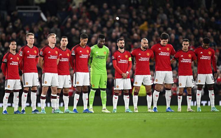 Foto arsip - Para pemain Manchester United saat hening sejenak untuk mengenang legenda klub ini, Bobby Charlton, menjelang pertandingan Grup A Liga Champions antara Manchester United dan FC Copenhagen di Old Trafford, Manchester, Inggris, 24 Oktober 2023. (AFP/PAUL ELLIS)